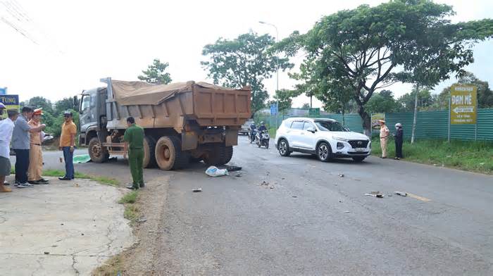 Xe máy bị cuốn vào gầm xe ôtô, 1 người ở Lâm Đồng tử vong