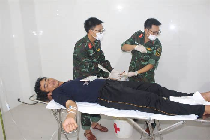 Bệnh xá đảo Sơn Ca ở Trường Sa cấp cứu ngư dân bị thương nặng