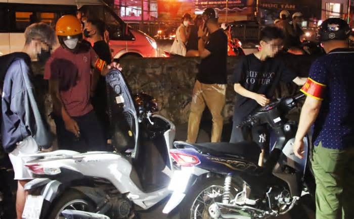 Nhiều “quái xế” nẹt pô bị Cảnh sát 141 Hà Nội xử lý