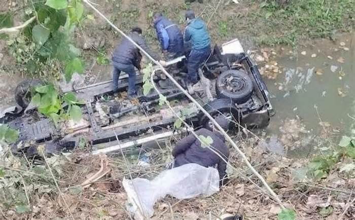 Lạng Sơn: Ô tô bán tải lao xuống vực sâu, 2 người chết