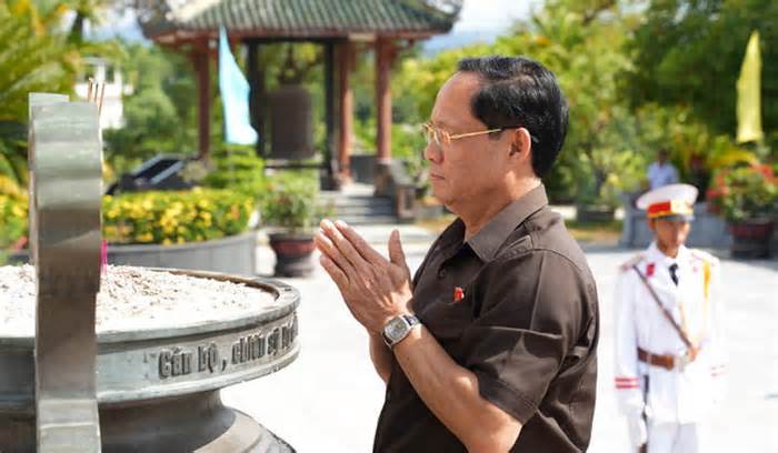 Phó Chủ tịch QH Trần Quang Phương tri ân các Anh hùng Liệt sỹ ở Huế