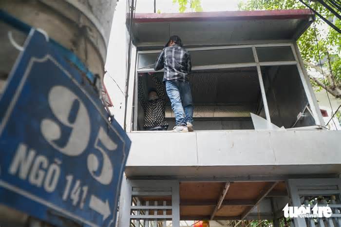 Tháo dỡ 'chuồng cọp', mở lối thoát hiểm tại chung cư mini sai phép của ông Nghiêm Quang Minh