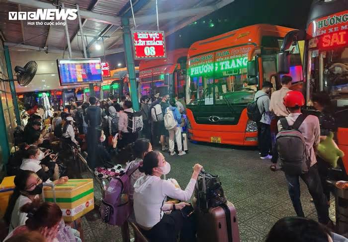 TP.HCM: Khách chen kín bến xe Miền Tây lúc nửa đêm về quê đón Tết