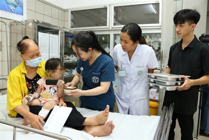 Bác sĩ đánh giá, hỗ trợ tâm lý bệnh nhân vụ cháy chung cư mini ở Hà Nội