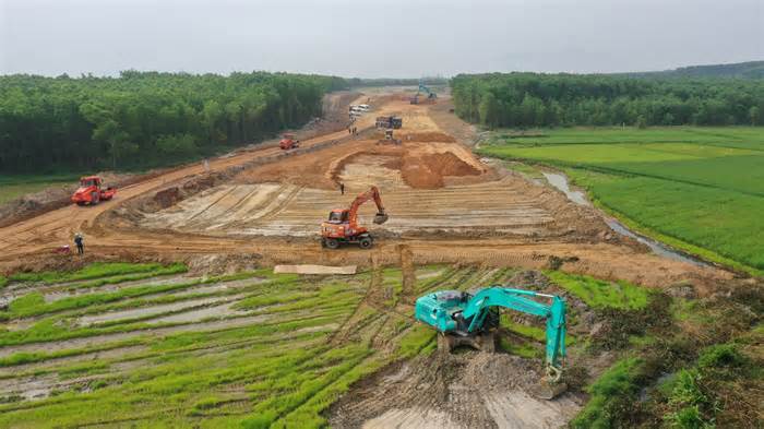 Lo thiếu đất đắp cho dự án Cao tốc Bắc - Nam đoạn qua Quảng Ngãi