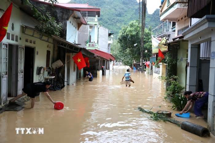 Lạng Sơn: Nước lũ về trong đêm, “giải cứu” 35 người khỏi vùng nguy hiểm