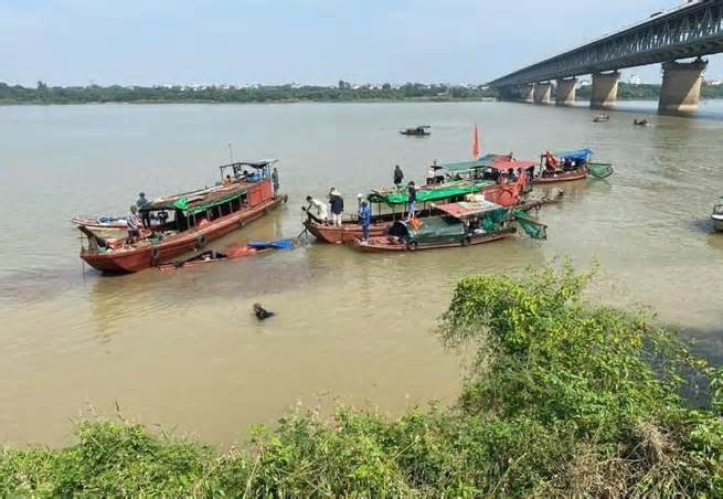 Xà lan va chạm tàu cá trên sông Hồng khiến một người tử vong