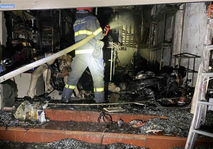 Cháy nhà 4 tầng lúc rạng sáng, 5 người trong nhà thoát nạn từ ban công