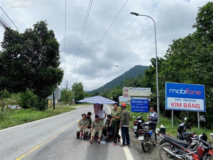 Người dân kẹt lại dưới chân đèo Bảo Lộc nhiều giờ, chờ đợi thông xe