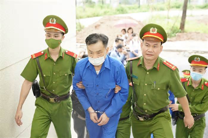 Cựu Chủ tịch tỉnh Bình Thuận bị dẫn giải đến tòa vụ giao đất giá rẻ