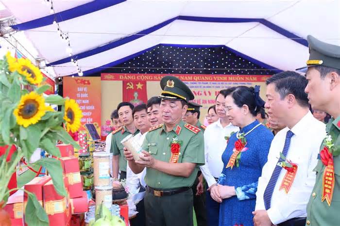 Thượng tướng Trần Quốc Tỏ tham dự 'Ngày hội toàn dân bảo vệ an ninh Tổ quốc' tại Hà Nam