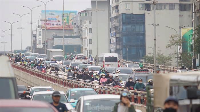 Phương tiện 'chen chân' ở cửa ngõ Thủ đô trước ngày nghỉ Tết