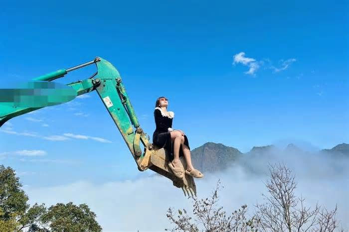 Cô gái khiến dân mạng thót tim khi leo lên máy xúc 'săn' mây