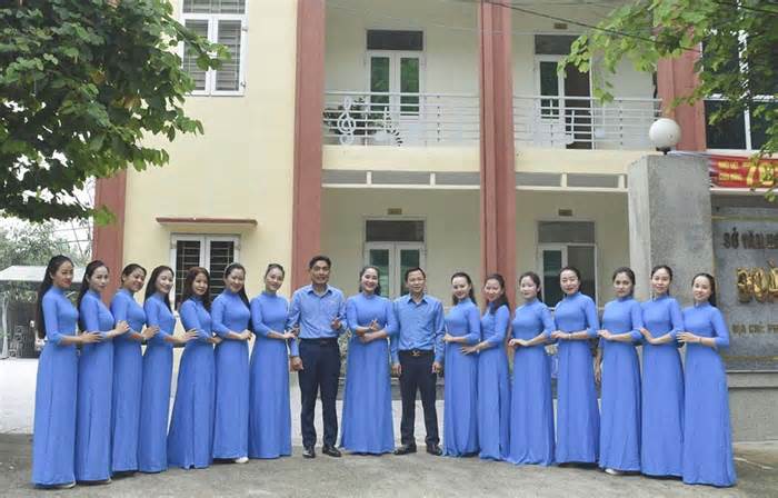 Liên đoàn Lao động tỉnh Điện Biên trao tặng 100 bộ áo dài cho nữ đoàn viên công đoàn