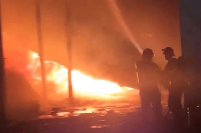 Xuyên đêm khống chế vụ cháy lớn tại xưởng gia công vải vụn ở Kiên Giang