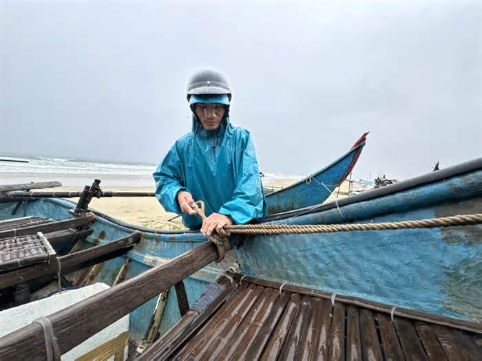 Tàu hàng bị sóng đánh chìm ở Quảng Nam, 8 thuyền viên lên bè cứu sinh cầu cứu