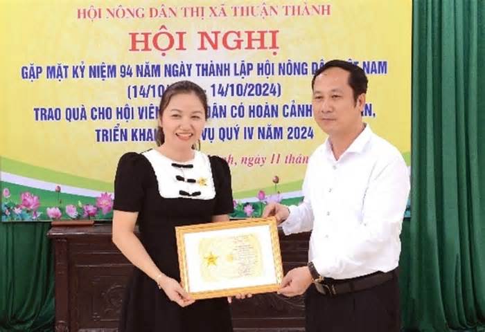 Thị xã Thuận Thành: Hội nông dân trao quà cho hội viên có hoàn cảnh khó khăn