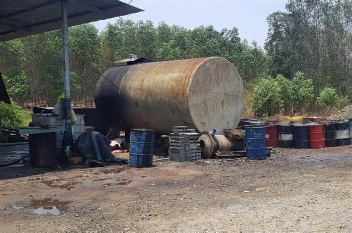 Triệt phá điểm tái chế nhớt thải trái phép nằm giữa rừng sâu ở Bình Thuận