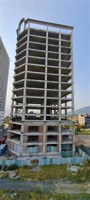 Đà Nẵng: Ngỡ ngàng tòa nhà hơn chục tầng bỏ hoang ngay cửa biển