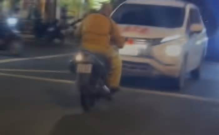 Xác minh clip một người mặc trang phục thầy tu, đầu trần đi xe máy