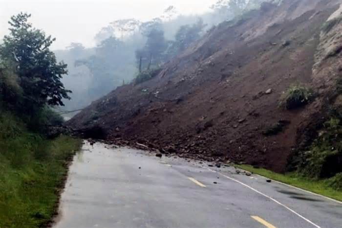 60.000 m3 đất đá sạt lở, chia cắt tỉnh lộ nối 2 huyện ở Lào Cai