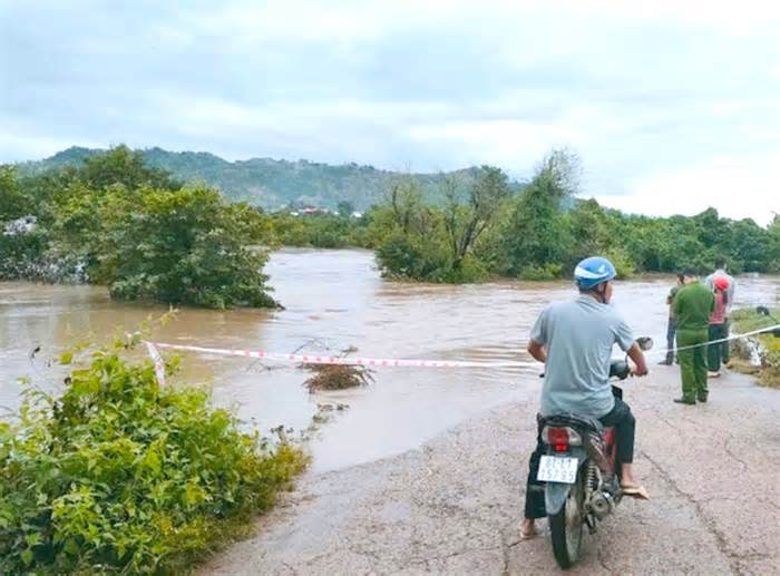 Gia Lai: Hơn 300 hộ dân bị cô lập do nước lũ đổ về