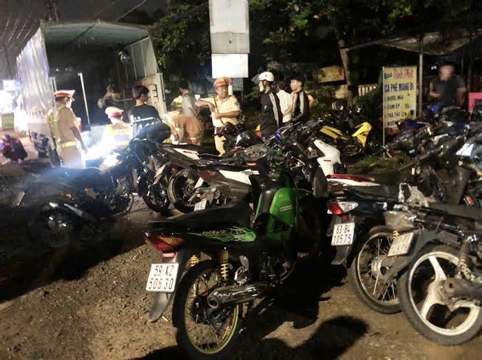 Gần trăm cảnh sát Đồng Nai chặn quốc lộ vây bắt 'quái xế'