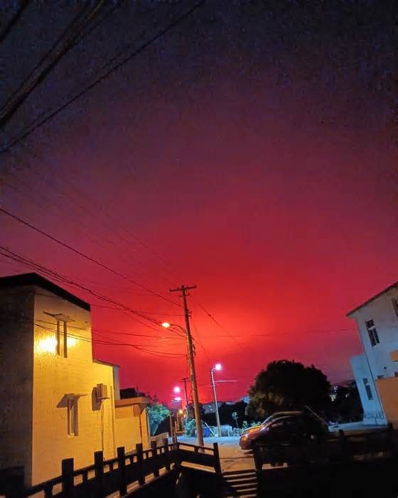 Bầu trời bỗng nhiên 'đỏ như máu' ở Trung Quốc