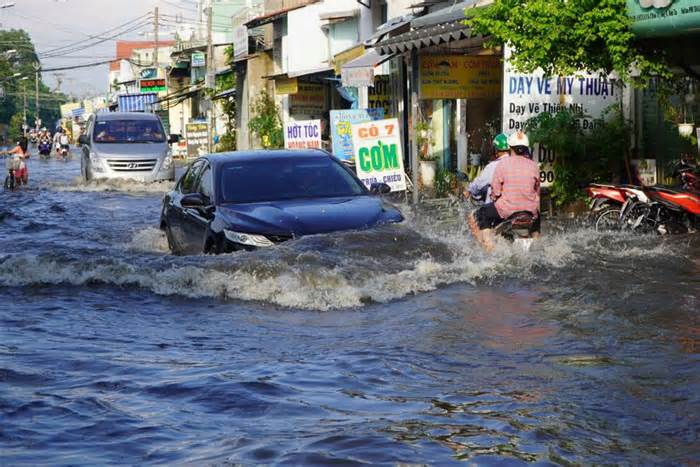 Hết mưa nhiều giờ, đường ở TPHCM vẫn ngập sâu hơn nửa mét