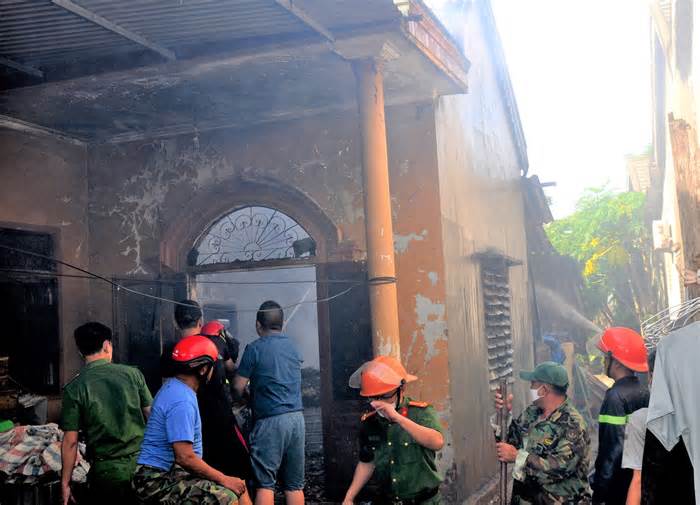 Một nhà dân ở Hà Tĩnh bất ngờ bốc cháy dữ dội
