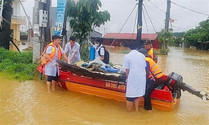 Bác sĩ vật lộn ép tim bệnh nhân trên ca nô cứu hộ