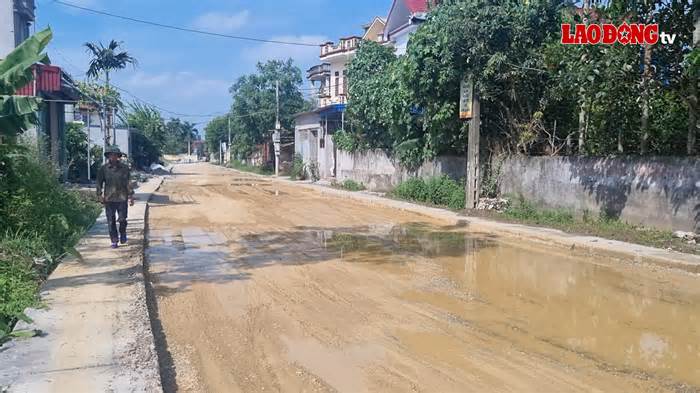 Dân khổ vì đường chậm tiến độ, lầy lội bùn đất ở Thái Bình