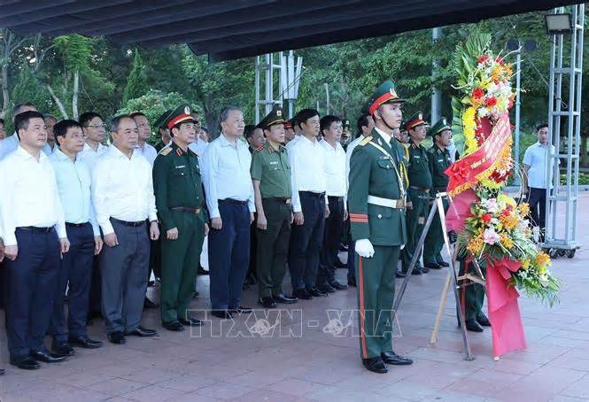 Tổng Bí thư, Chủ tịch nước Tô Lâm dâng hương tưởng nhớ các anh hùng liệt sỹ tại Quảng Trị