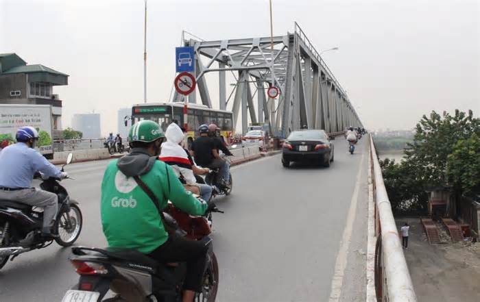 Hà Nội ùn tắc kéo dài, nước ngập sâu một số tuyến phố tại sau trận mưa đêm