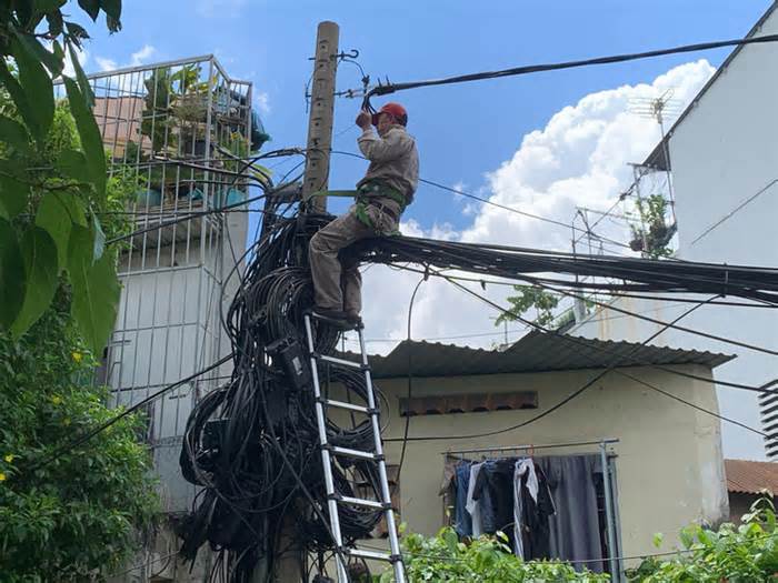 Thu gọn cáp viễn thông lòng thòng dọc đường sắt tàu Bắc Nam sau sự cố tàu dừng