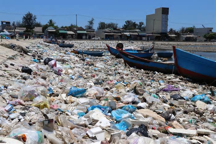 Hàng chục tấn rác thải ứ đọng, Quảng Ngãi sẽ huy động lực lượng dọn dẹp