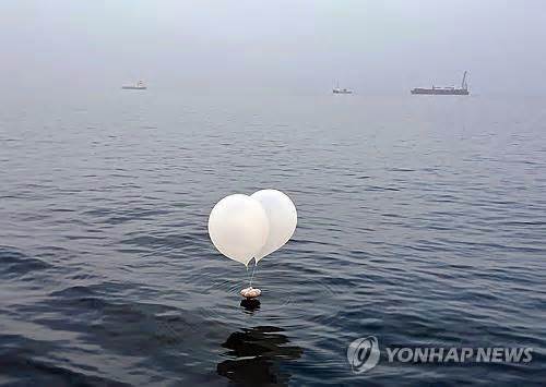 Sau 15 tấn rác, Triều Tiên thả tiếp bóng bay chứa rác sang Hàn Quốc