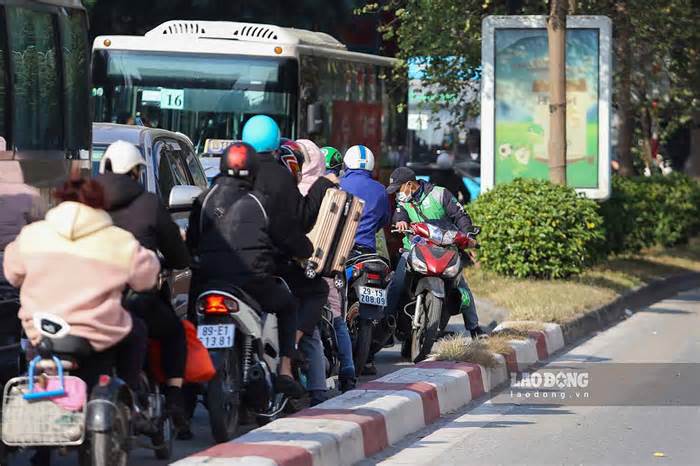 Cố tình đi ngược chiều gây xung đột giao thông tại Ngã Tư Sở