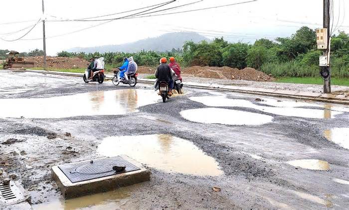 Đường hơn 700 tỷ ở Đà Nẵng tiếp tục chậm tiến độ, dân khổ sở đạp bùn lội nước