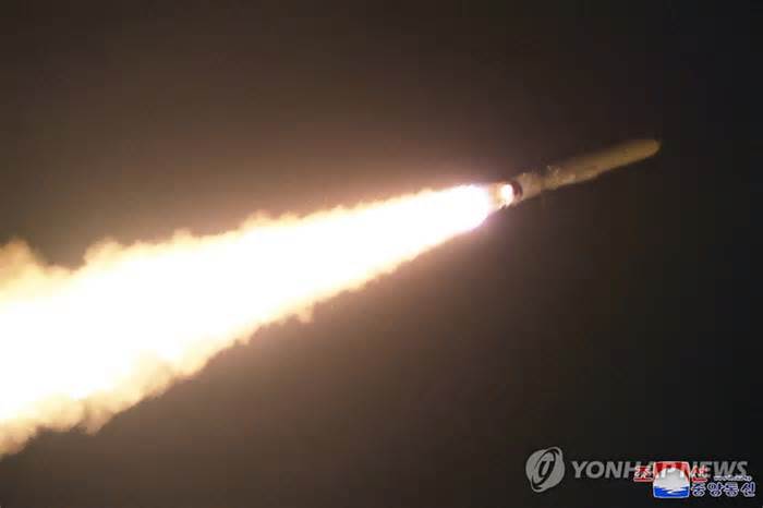Triều Tiên lại phóng nhiều tên lửa, cảnh báo cuộc chiến chết người