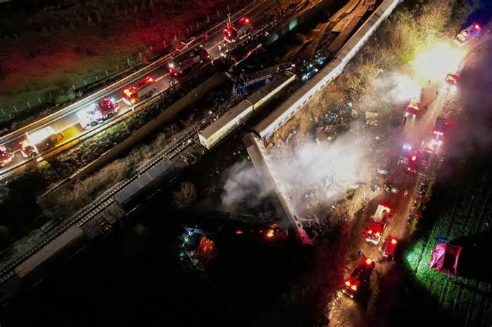 Hy Lạp: Hai tàu hỏa đâm nhau như 'động đất', 16 người chết
