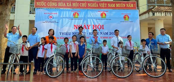 Học sinh khó khăn ở Đắk Lắk được nhận xe đạp và học bổng