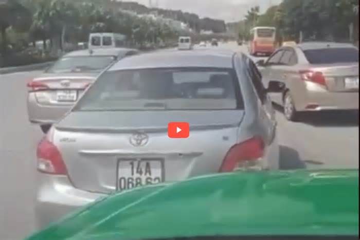 Tạm giữ 2 tài xế ‘taxi dù’ dàn hàng chèn ép xe trên đường Quảng Ninh