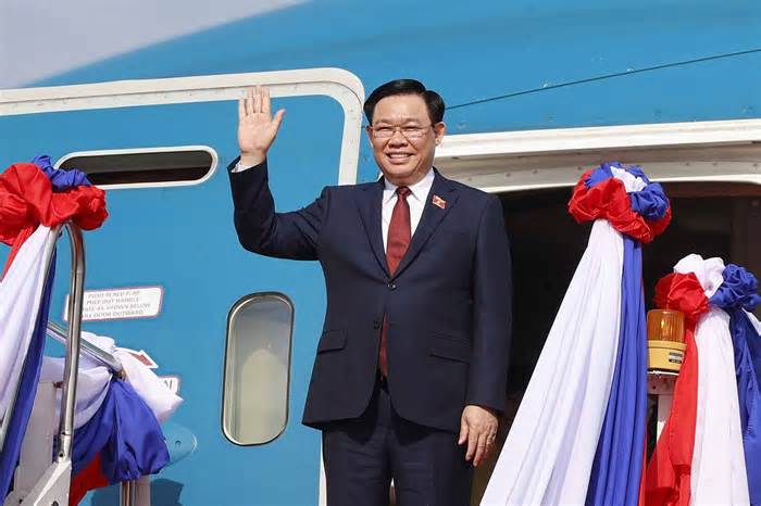 Chủ tịch Quốc hội Vương Đình Huệ đến Vientiane, tham dự Hội nghị cấp cao Quốc hội ba nước CLV lần thứ nhất; thăm và làm việc tại Lào