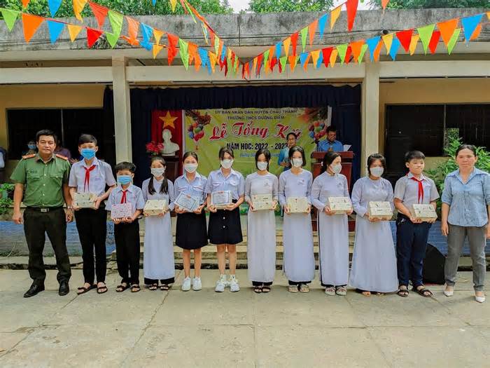 Tặng 65 phần quà cho học sinh nghèo tại Tiền Giang