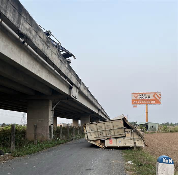 Né xe phía trước, thùng container rơi từ cao tốc TP.HCM - Trung Lương xuống đất