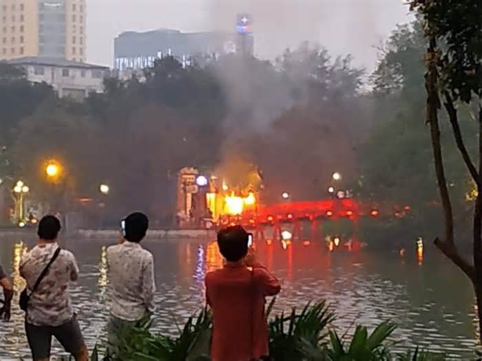 Cháy gần cầu Thê Húc, hồ Gươm