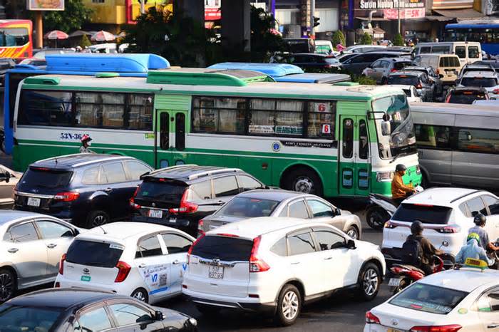 Gần Tết, lại nói chuyện văn hoá giao thông: Chỉ có phạt nặng mới giải quyết vấn nạn