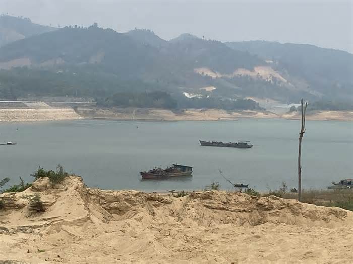 Kon Tum, Gia Lai lúng túng trong phối hợp bắt “cát tặc” hồ IaLy