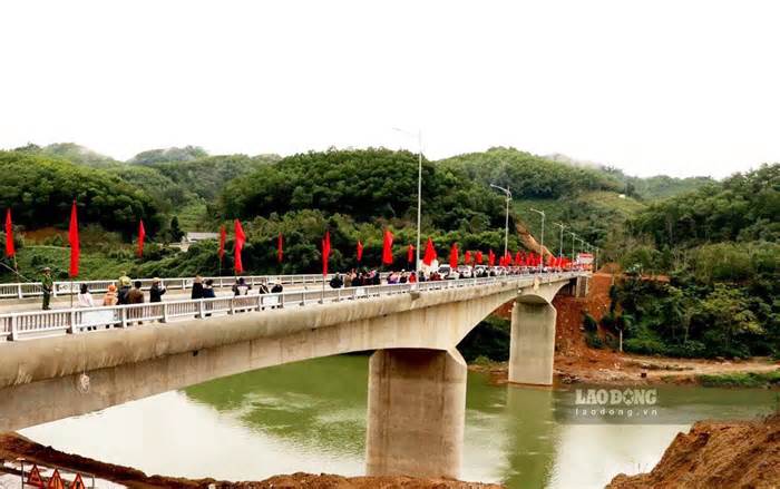 Những cây cầu khánh thành trước Tết, xoá cảnh hàng thập kỷ chờ đò của cả nghìn hộ dân